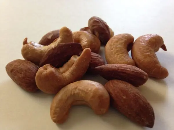 nuts, cashew, almond-237055.jpg